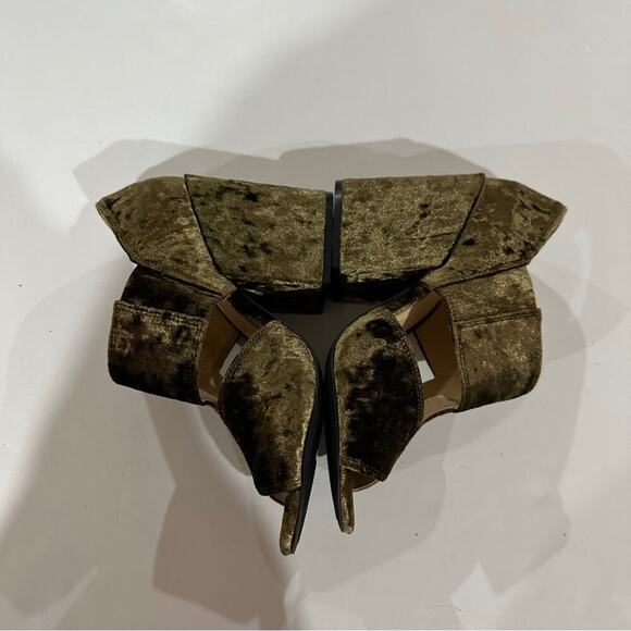 Cabi Interlock Block Crushed Velvet Heels in Moss Size 7 - Picture 3 of 12